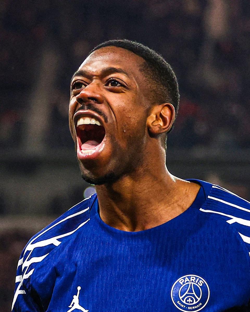 随阿根廷队在西班牙公开训练，梅西：感谢今天到场的所有人（阿根廷队在西班牙进行公开训练课，梅西向到场观众致谢）