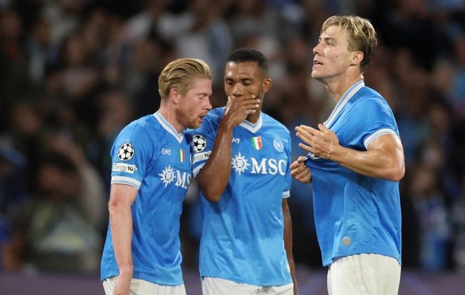 记者：巴萨有人反对买断拉什福德，因他逼抢力度不够&年薪高（记者：巴萨内部有人反对引进拉什福德，理由是逼抢力度不足且年薪过高）