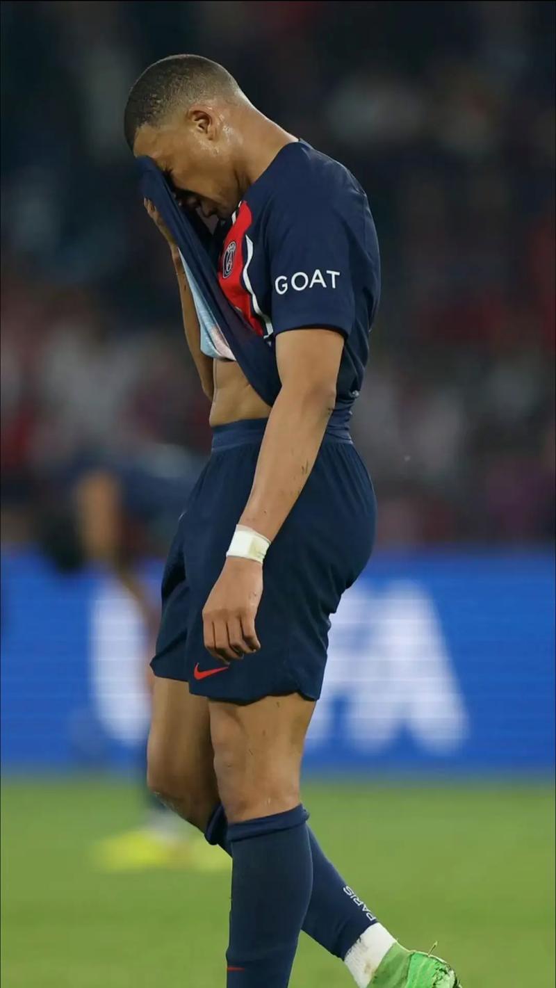 马赫雷斯和知名说唱歌手一同出镜，展示阿尔及利亚队新球衣（马赫雷斯携知名说唱歌手亮相，发布阿尔及利亚队新战袍）